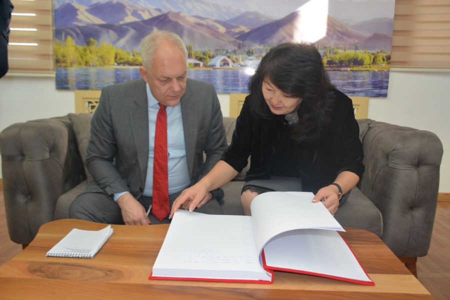 Визит Посла ЕС в Кыргызстане Эдуард Ауэр  в Национальную библиотеку КР им. А. Осмонова