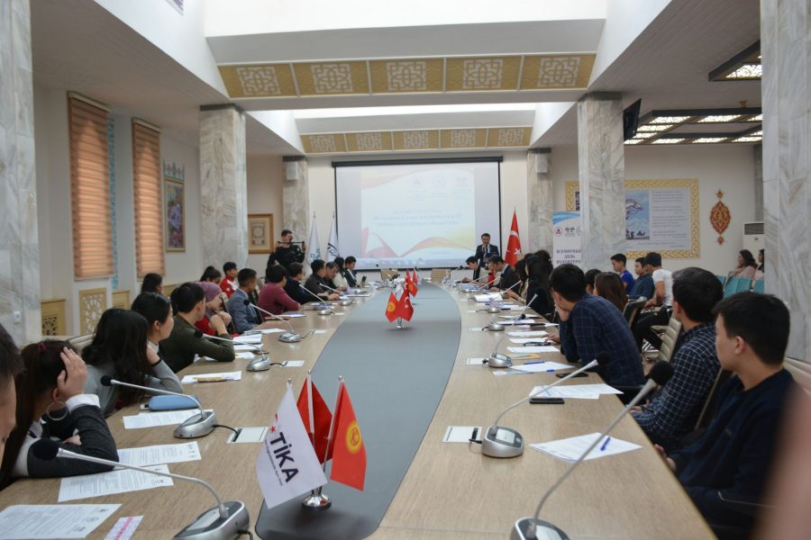 Круглый стол молодежи Кыргызстана на тему – “Всемирный день волонтеров в КР: тайные супергерои общества”