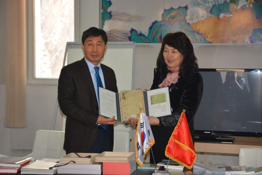 Презентация и передача в дар библиотеке факсимильного издания, Послом Кореи в КР Ха Тэ Ёка