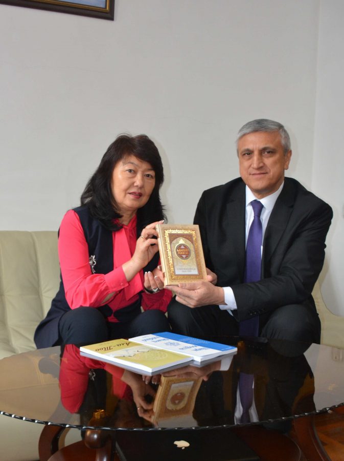 Национальную  библиотеку КР им. А. Осмонова посетил Чрезвычайный и Полномочный Посол Республики Узбекистан в КР Комил Рашидов