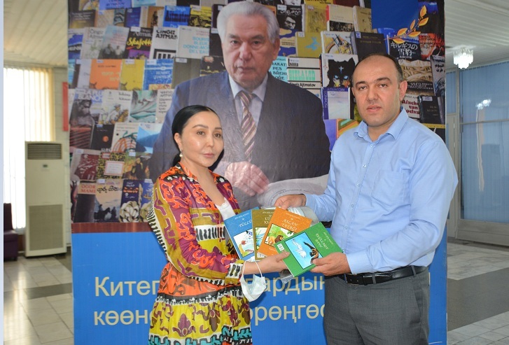 Доцент Кыргызско-Турецкого университета Манас  Женгиз Буяр передал свои книги в дар Национальной библиотеке КР.