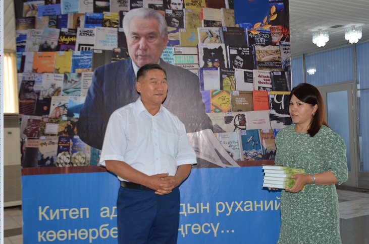 Доктор филологических наук Т. Маразыков передал в фонд библиотеки свою монографию.