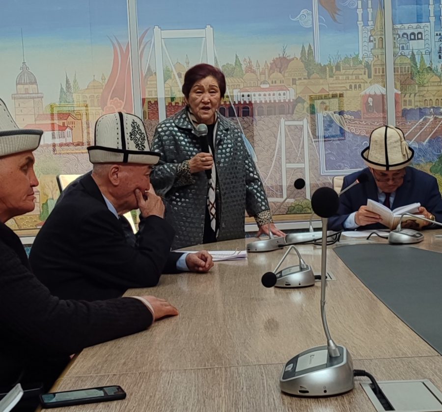 Украин кызы «Ксения» жөнүндөгү китептин бет ачары болду