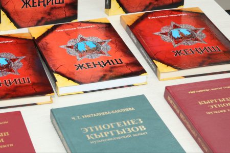 Алыкул Осмонов атындагы Улуттук китепканада акын Темиркул Үмөталиевдин «Жеңиш» аттуу ырлар жыйнагынын бетачары болду