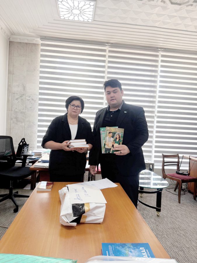 Казакстандын Улуттук китепканасынын илимий кызматкери биздин Улуттук китепканада