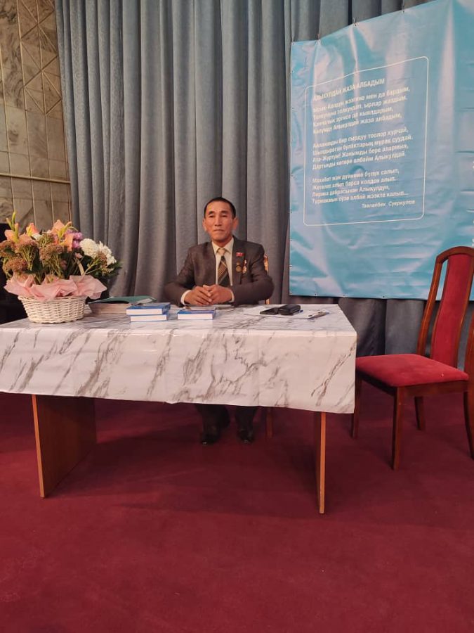 Т. Суеркуловдун «Учкундан жалын тутанат» китебинин бет ачары болду