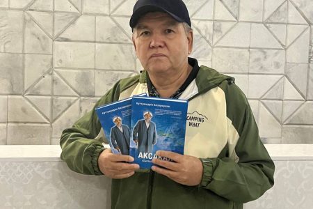 Куттумидин Базаркулов китептерин Улуттук китепканага тапшырды