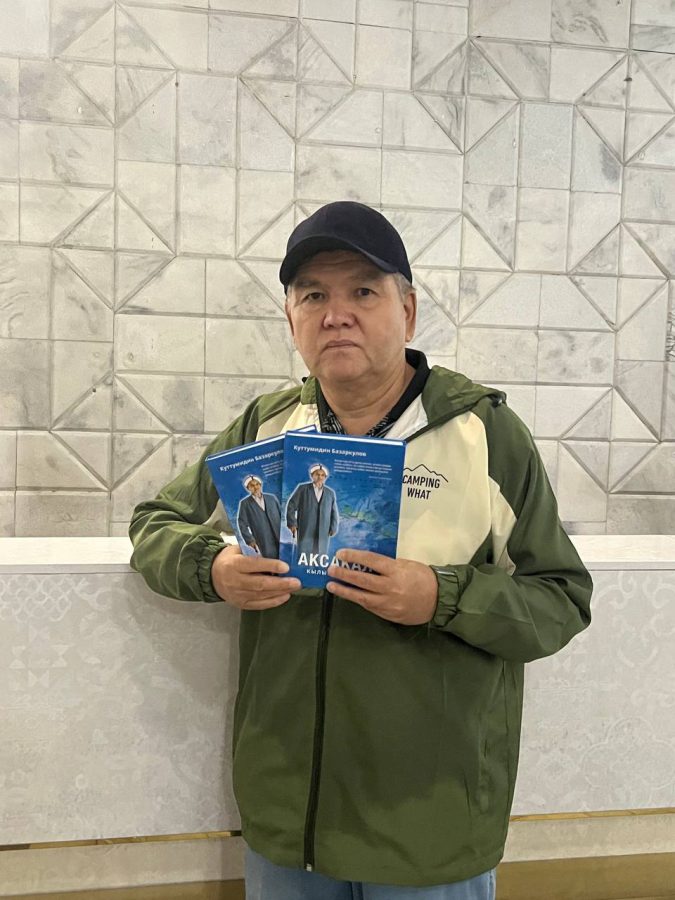 Куттумидин Базаркулов китептерин Улуттук китепканага тапшырды