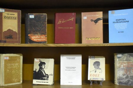 Залкар жазуучу Төлөгөн Касымбековдун китеп көргөзмөсүнө чакырабыз