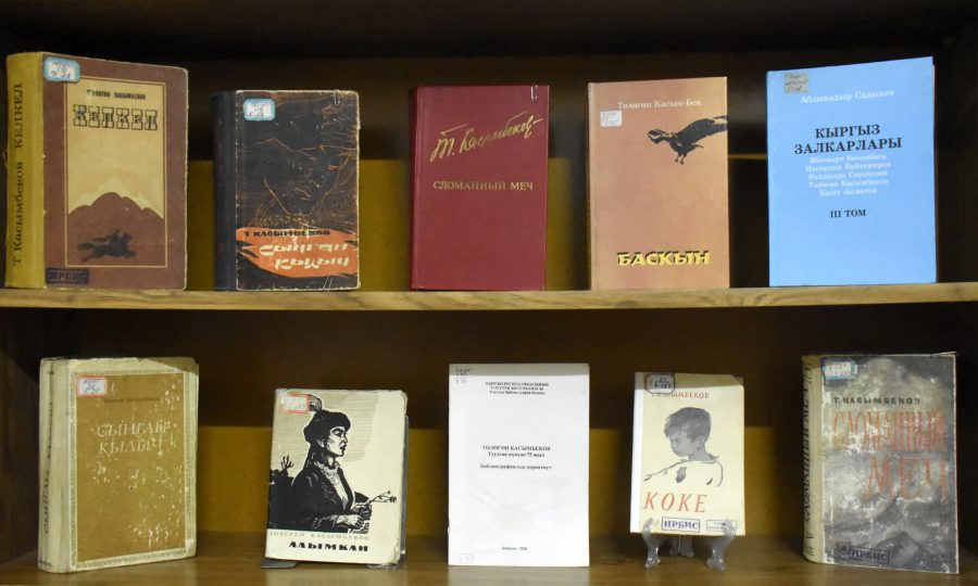 Залкар жазуучу Төлөгөн Касымбековдун китеп көргөзмөсүнө чакырабыз