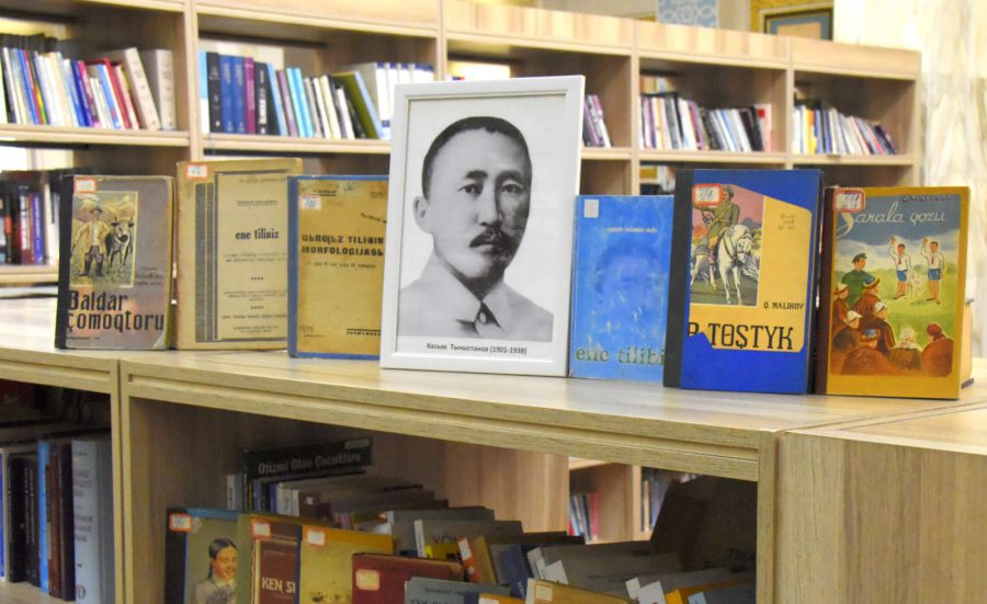 Улуттук китепканада «Кыргыз алфавитинин тарыхы» аттуу китеп көргөзмө ачылды