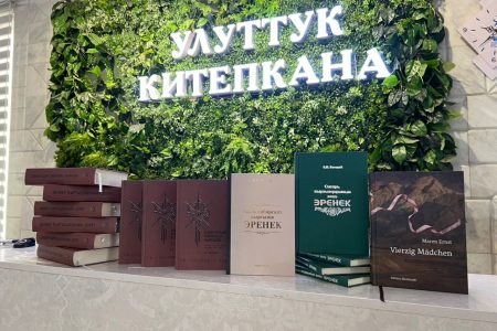 Улуттук китепкананын китеп фонду “Сибирь кыргыздарынын беги Эренек”, “Шибер кыргыздарынын доору” тарыхый китептери менен толукталды