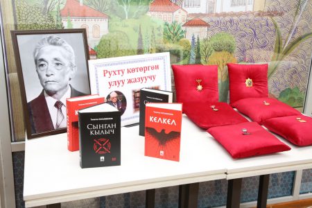 Рухту көтөргөн улуу жазуучу — Төлөгөн Касымбеков