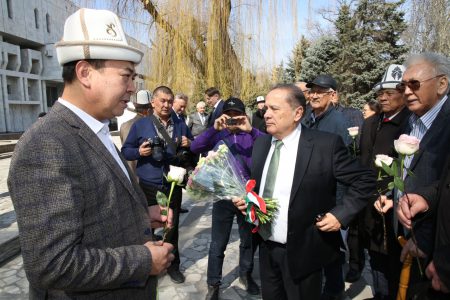 Алыкул ОСМОНОВ: “Кылым бүтүп, дүйнөдөн жок болсок да, Кайра кайтып жолугушчу жолдор бар”